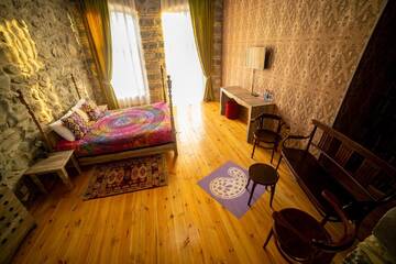 Фото номера Двухместный номер с 1 кроватью и балконом Отель Old Town Sheki г. Шеки 8