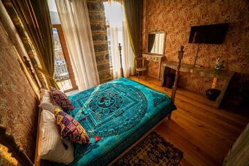 Фото номера Двухместный номер с 1 кроватью и балконом Отель Old Town Sheki г. Шеки 9