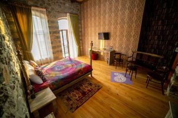 Фото номера Двухместный номер с 1 кроватью и балконом Отель Old Town Sheki г. Шеки 7