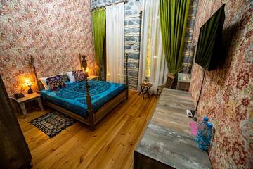 Фото номера Двухместный номер с 1 кроватью и балконом Отель Old Town Sheki г. Шеки 2